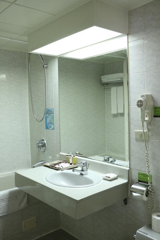 โฮเต็ล คิงส์ทาวน์ Hotel เกาสง ภายนอก รูปภาพ