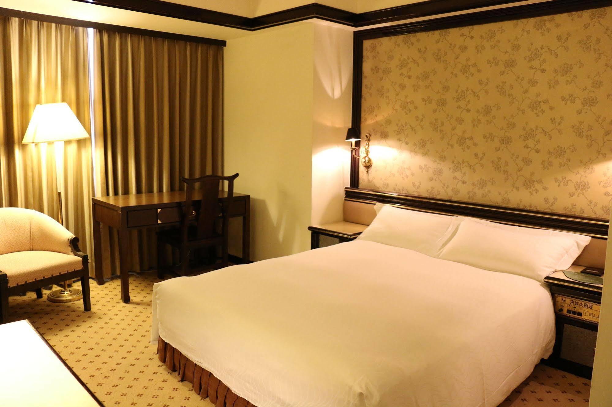 โฮเต็ล คิงส์ทาวน์ Hotel เกาสง ภายนอก รูปภาพ