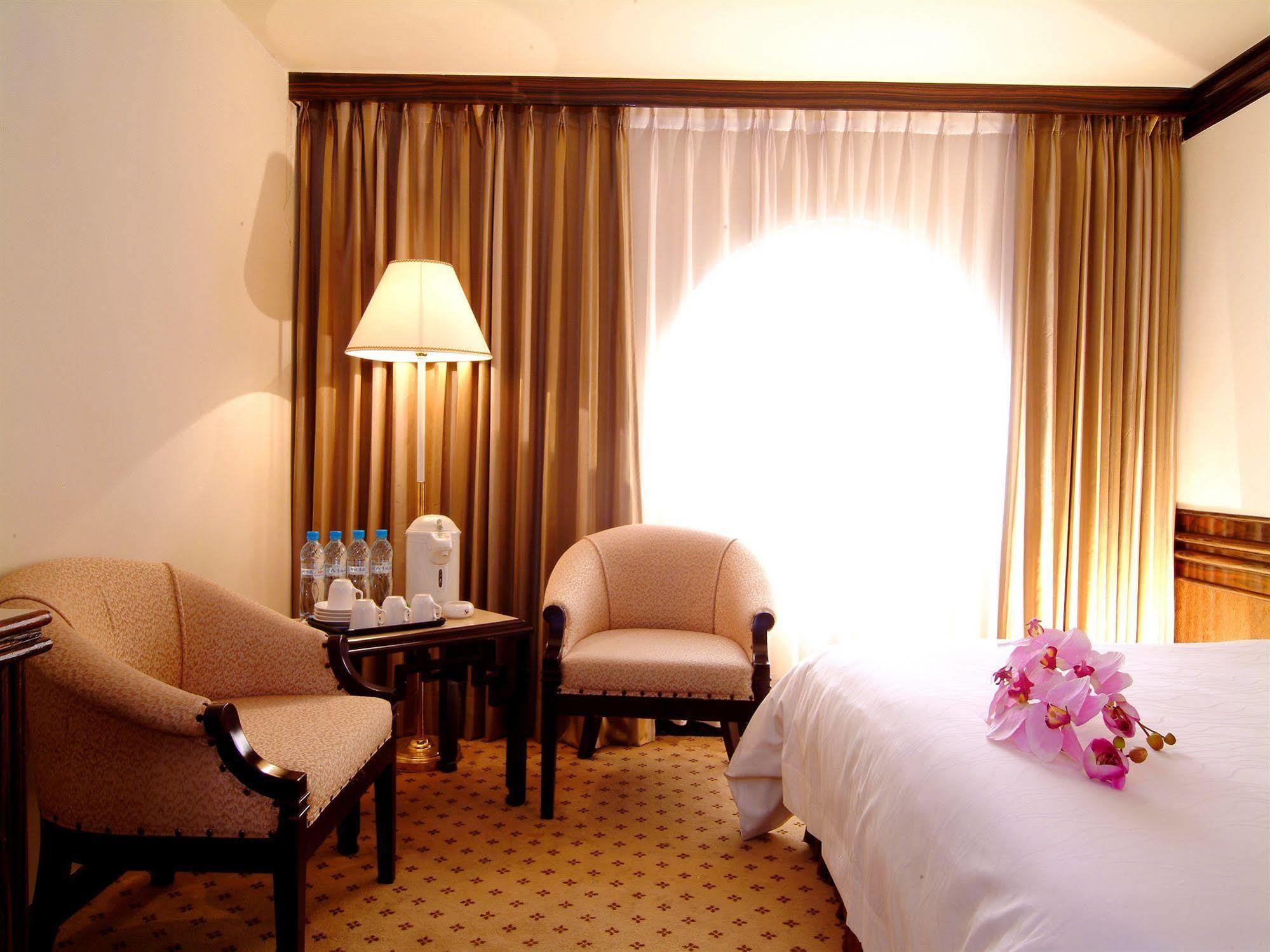 โฮเต็ล คิงส์ทาวน์ Hotel เกาสง ภายนอก รูปภาพ